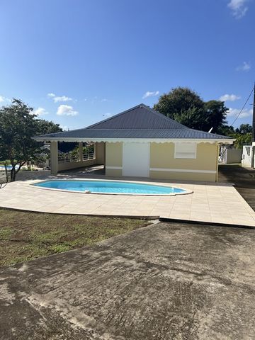 Cette villa composée de 2 chambres et d'une charmante terrasse à Ducos. Année de construction : 2023, le bâtiment est moderne. La maison est toute neuve. Dans 89m2, l'intérieur est constitué de 2 chambres, une salle de bain et un espace cuisine. Pour...