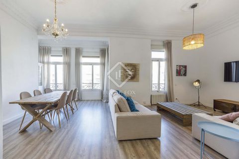 The apartment is located in a beautiful modernist building, it has high ceilings and moldings, it stands out for its luminosity and views of the city. At the entrance of the property to the left a spacious dining room living room , with two large win...