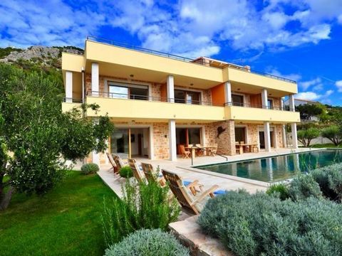 Luxuriöse Ferienimmobilie mit Swimmingpool, Sauna, Fitnessbereich und Garten in der Stadt Hvar cca. 400 Meter vom Zentrum der Stadt Hvar und 500 Meter von den Stränden entfernt. Die Hausfläche beträgt 628 m2. Es bietet 7 Wohneinheiten im Haus. Im Erd...