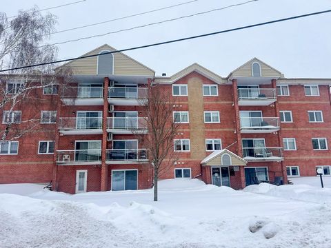 Condo 3 ½ à vendre au centre-ville de Victoriaville. Situé au 2e étage avec ascenseur, côté piste cyclable, il est bien entretenu et lumineux. Une très grande chambre et un espace de rangement au rez-de-chaussée. Idéal pour un couple ou une personne ...