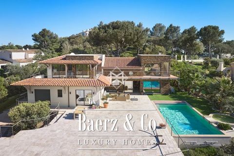 Unique in Cavalaire, this architect-designed villa is close to the city center and beaches in a sought-after domain. On a plot of land of 1500 square meter, it develops 311m2 of living space in beautiful volumes with bright rooms, open to the outside...