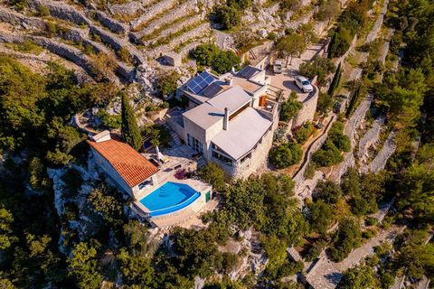 Sur le côté sud de l’île de Korčula, loin de l’agitation de la vie quotidienne, se trouve une superbe villa qui allie harmonieusement luxe moderne et charme méditerranéen authentique. Située sur un vaste terrain de plus de 10 000 mètres carrés et ent...