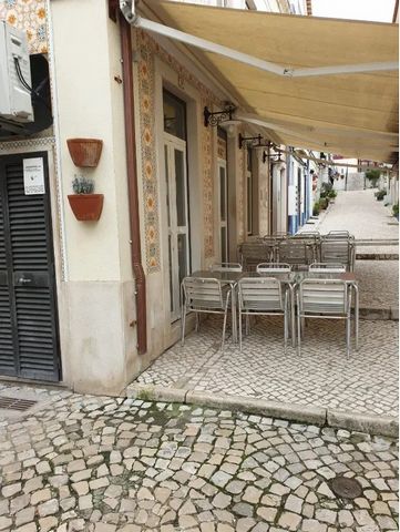 Prestigioso ristorante con 50 anni di storia nel bellissimo villaggio di Sesimbra, situato nella zona storica e dei ristoranti, a 50 metri dalla spiaggia. Stabilimento in ottime condizioni e in piena operatività, venduto completamente attrezzato. Ris...