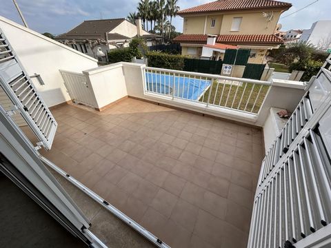 ! Não perca a oportunidade de adquirir esta espetacular moradia em Alcanar-Platja, na exclusiva Urb. Com 3 quartos e 3 casas de banho, esta propriedade dispõe de 2 terraços para desfrutar da vista mar e serra, garagem para dois carros e piscina comum...