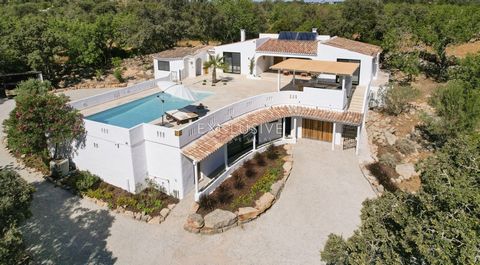 Diese einzigartige Villa befindet sich in einer ländlichen Umgebung mit Blick auf das Land und bietet großes Potenzial als Ferienhaus oder Wohnsitz. Wenn Sie durch das Tor des Anwesens gehen und einem langen Weg folgen, empfängt Sie das Haus mit eine...