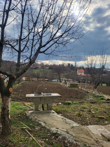 Zweistöckiges Haus in einem gepflegten, sonnigen Hof mit Südhang und einem atemberaubenden malerischen Panorama. Das Anwesen liegt an einer asphaltierten Straße an einem ruhigen Ort im zentralen Teil des Dorfes und eignet sich sowohl für ein Einfamil...