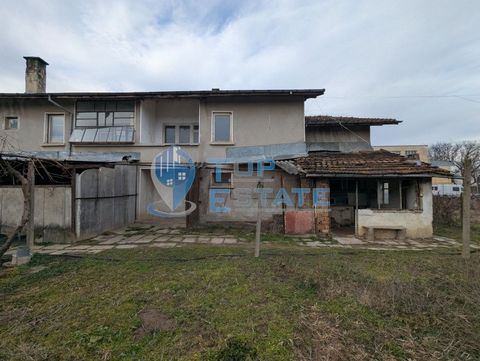 Top Estate Real Estate vous propose une maison solide de deux étages située dans une rue calme et paisible de la ville de Strazhitsa, dans la région de Veliko Tarnovo. La maison a une surface bâtie totale de 120 m², construction monolithique avec des...