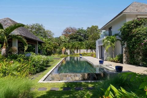 Gadait International nodigt u uit om een zeldzaam en exclusief pand te ontdekken, gelegen in de felbegeerde Fairways-wijk van Beau Champ, Mauritius. Deze weelderige villa, een ware oase van rust, is de perfecte mix van verfijning, ruimte en serenitei...