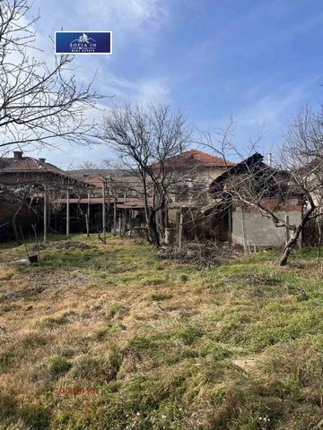 Sofia In ... ofrece a su atención: Casa de ladrillo de una sola planta con un ático en el pintoresco pueblo de Blazhievo, a 6 km de la ciudad de Dupnitsa. Con una superficie habitable total de 70 metros cuadrados, la propiedad tiene dos dormitorios, ...