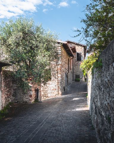 Imagine a charming rustico, renovated with great attention to detail, in the heart of the historic center of Fornico, just 2 km from Gargnano, with spectacular views of Lake Garda. This elegant terratetto, conceived as a three-story duplex, is divide...