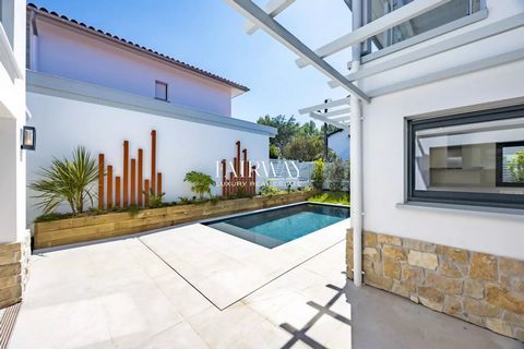 Villa with pool in the St Martin district Fairway Luxury Real Estate offers you this contemporary villa with swimming pool, located in the sought-after area of Saint-Martin in Biarritz. This property of approximately 180 m² combines modernity, comfor...