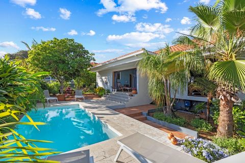 Diseñada para una vida familiar lujosa, esta villa en Blue Bay está perfectamente situada en un callejón sin salida y a poca distancia de la playa. La villa fue meticulosamente renovada en 2017 y combina la comodidad atemporal con la practicidad mode...