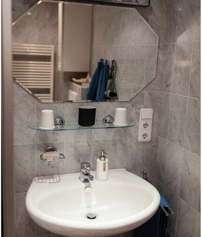 Die geräumige Ferienwohnung wurde im Januar 2020 neu eingerichtet und im oberen Bereich zusätzlich mit neuem Boden ausgestattet. Ein Strandkorb ist in der Sommersaison inklusive. Die ca. 66 qm große Komfortferienwohnung, die sich über zwei Etagen ers...