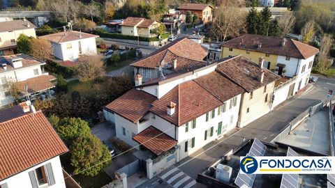 Franciacorta....Adatta a chi cerca l'indipendenza al prezzo di un appartamento......Vendesi porzione di casa in centro paese, disposta su 2 piani con mansarda/sottotetto e cortile interno, abitazione tutta completamente ristrutturata e composta da: i...