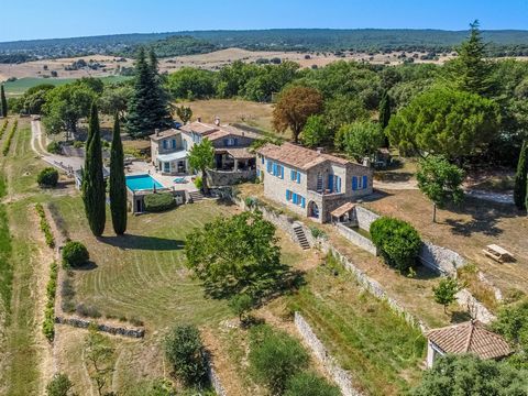 A vendre : un magnifique domaine provençal situé près de Reillanne.
