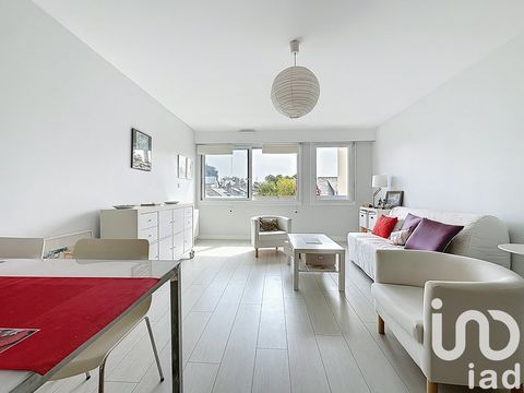 iad France - Amélie Pichon vous propose: Appartement lumineux au cOEur de Dinard. En plein hyper-centre de Dinard, à seulement 15 minutes à pied de la plage de l'Ecluse, découvrez cet appartement situé au deuxième étage d’une copropriété avec ascense...