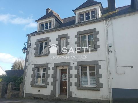 PLEYBEN (29190), Plein Centre Bourg