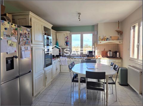 Maison familiale en campagne avec sous-sol et garages