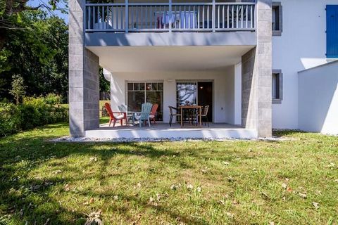 Dans le paisible village de Bassussarry, ce charmant appartement de plain-pied de 65 m² offre un havre de paix pour cinq personnes. Entouré d'une végétation luxuriante et à deux pas du centre du village, il constitue le cadre idéal pour une escapade ...