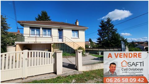 Maison avec balcon sympa, entourée de verdure, de commodités et juchée sur un sous-sol modulable