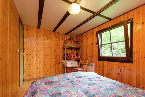 Dit vrijstaande chalet in de Ardennen heeft 3 slaapkamers. Het houten chalet ligt niet ver van La Roche-en-Ardenne. Het is ideaal voor een gezin met een viervoeter. Je verblijft in een zeer groene omgeving waarin je helemaal tot rust kunt komen. De l...