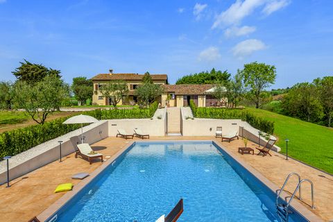Deze vakantiewoning, bestaande uit een appartement en een guesthouse, bevindt zich in een prachtige boerderij, gelegen in het Italiaanse San Costanzo. Met een gedeeld zwembad, een overdekt terras en een geweldig uitzicht kom je hier niks tekort. Het ...