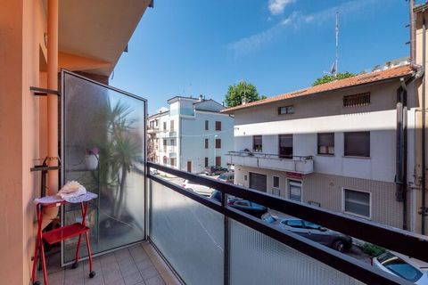 Dit ruime appartement in het Italiaanse Fano is perfect voor gezinsvakanties en voorzien van een heerlijk balkon. Het ligt vlak bij de zee en er zijn 3 slaapkamers die 5 gasten kunnen accommoderen. Behalve de zee (200 m) is ook het gezellige centrum ...