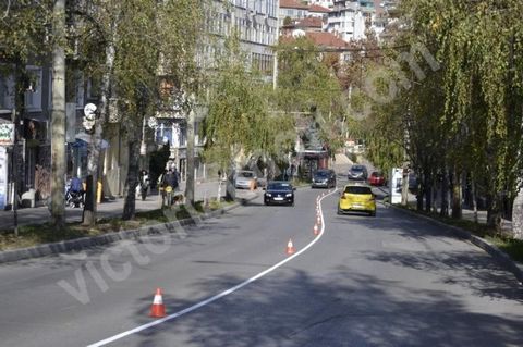 Victoria Imoti ofrece a su contingente de clientes una propiedad sumamente atractiva para cualquier proyecto o propósito de inversión, ubicada en la ciudad de Sofía. Veliko Tarnovo en el bulevar principal y más concurrido - 'Nikola Gabrovski'. Ubicad...