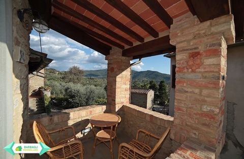 Introduction Near the Sanctuary of the Madonna del Bagno, a delightful Tuscan stone house of about 140 sqm on 3 levels, beautifully renovated, with a romantic loggia, with access from the living room, which offers an incomparable view. Type: Resident...