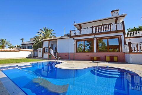 Luxe villa met uitzicht op zee in Orihuela Costa. Luxe villa met 6 slaapkamers op een perceel van 876 m2 aan het strand. Dit luxe huis is gebouwd op drie verdiepingen. De begane grond heeft 4 slaapkamers en 4 badkamers, een grote hal en een woon-eetk...