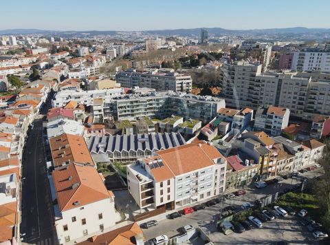 Apartment T0 with private garden of 12.7 sqm inserted in the Lima Development in Porto The apartment consists of a spacious openspace where you will find the living room along with the kitchenette. The sleeping area is individualized by a modern wood...