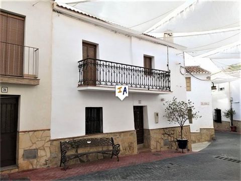 Exclusief voor ons. Dit hoekhuis met 3 slaapkamers is gelegen in het centrum van het witte dorp La Viñuela, in de provincie Malaga, Andalusië, Spanje. De woning bestaat uit 2 verdiepingen met een slaapkamer op de begane grond met een aparte ingang aa...