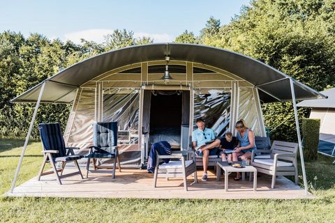 Diese schöne, freistehende Zelt-Lodge liegt auf dem modernen Terrassencampingplatz Nommerlayen, angrenzend an ein wunderschönes Waldgebiet. Der Ferienpark liegt in einer grünen und wasserreichen Hügellandschaft in der Nähe des kleinen Örtchen Nommern...