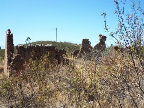 Property with ruin between Portimão and Monchique, possibility of construction of Rural Tourism Enterprise. Large property with 12.6 ha, located in the Algarve barrocal between the coastal city of Portimão and the Monchique mountain range. Between th...
