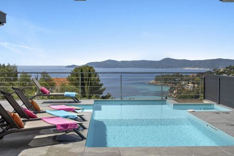 In the heart of Le Lavandou, just 950m from Aiguebelle beach, top-of-the-range apartment villa with view of the sea and the hills. Quiet and facing south, this turnkey villa has beautiful volumes spread over more than 170m2, including, on one level: ...
