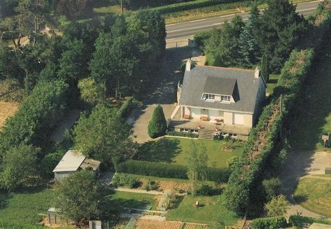   A beautiful Breton-toned house with an area of 230 m2 with 2 independent apartments set on a walled and landscaped garden of 4240 m2! Features: - Internet - Terrace