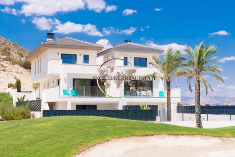 Te koop Villa op de eerste rij van Golfbaan '18 holes bij 72'. Gelegen in het zuiden van Spanje, Costa Blanca 10 minuten van Alicante International Airport, op een nieuw programma in aanbouw bieden wij deze terrasvormige villa aan een kant met prive-...