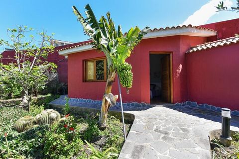 Villa 5 bedroom property in a rural setting in the north of the island with easy access to all the amenities you may need, with sea views. Situated on a 4,000m2 property this beautiful traditional Canarian villa can accommodate up to 10 people, distr...