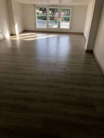 EXCLUSIVELY AT THE TRIBUNE OF REAL ESTATE. In the city center, in the immediate vicinity of Boulevard Carnot, investment building for sale. It consists of a commercial space and 11 apartments rented as follows: - A commercial space of about 70m2 free...
