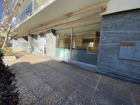 Come and discover this commercial space of 141m2, ideally located in the largest avenue of Amélie-les-Bains. This geographical location offers excellent visibility and heavy pedestrian traffic, this local is the ideal choice for any type of company w...