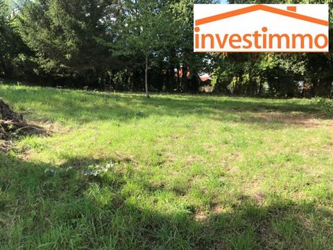 New the agency Investimmo offers in the city center of Fruges a building plot of 900m2, bounded, undeveloped, facade of 20m. Do not hesitate to contact us for more information at ... Virginie COURQUIN or the Investimmo agency at ...