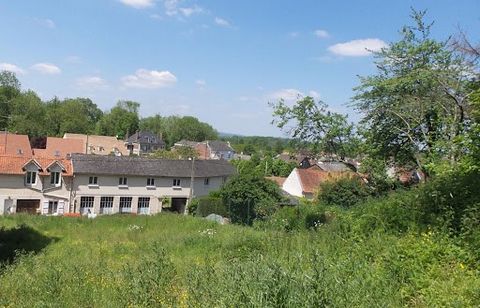 You have a house construction project Here is this building plot in a village axis COMPIEGNE, NOYON 20 minutes from COMPIEGNE AND 20 minutes from NOYON Kindergarten and primary schools, Amenities, doctors, pharmacy, Activities nearby. Area of the plo...
