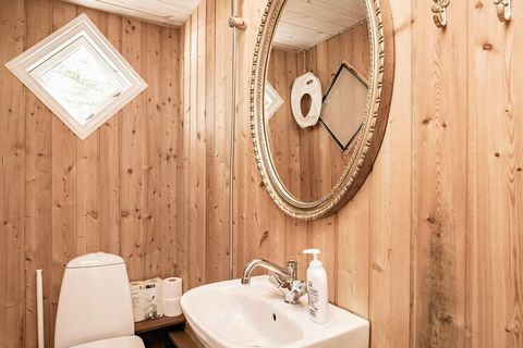 Dom wakacyjny z sauną i pięknym widokiem na morze w odległości spaceru od jednej z najlepszych plaż w Læsø. Dom jest praktyczny i gustownie urządzony, jest w nim miejsce dla dużej rodziny. Otwarta kuchnia, jadalnia i salon są zebrane w jednym pomiesz...