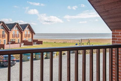 Ferienhaus unmittelbar am Wattenmeer. Das Reihenhaus mit Whirlpool hat einen modernen Baustil mit klassischem Aussehen, wurde 2006 erbaut und sowohl im Erdgeschoss als auch im ersten Stock mit geschmackvoller und komfortabler Inneneinrichtung ausgest...