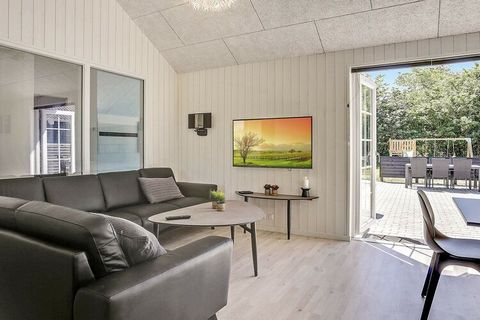 Cottage grande e ben arredato situato in posizione centrale a Blåvand con molti dettagli interessanti e opportunità di attività. L'area della piscina dispone di una grande piscina, acquascivolo, grande vasca idromassaggio incorporata e sauna. La pisc...