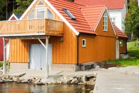Fisherman’s cabin on the West coast with great nature and fish in the sea. Move-in after 3 p.m. The boats are shared between 4 rental units. The holiday home has a modern and well-equipped kitchen. TV: NRK 1, 2 and 3. One bedroom with a family bed 18...