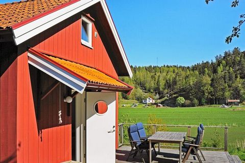 Casa de campo moderna y fresca junto al mar con una ubicación rural, a poca distancia de la natación, el servicio y el entretenimiento en Henån, en el norte de Orust. La cabaña es muy hermosa y discreta en una parcela natural montañosa con un pequeño...
