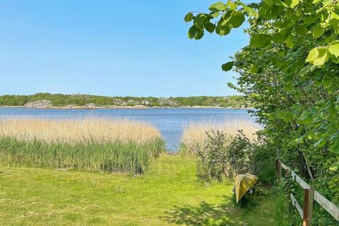 Spacious house with sea view on beautiful Brännö in Gothenburg's archipelago. Here you live peacefully, close to the sea and full of peace in a real archipelago idyll, with lots of opportunities for activities and outdoor life. The island is car-free...