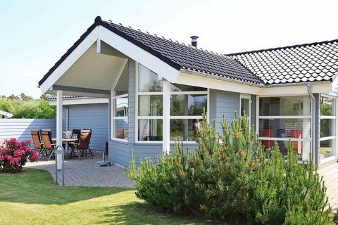 A unconventional holiday cottage that appears as a great architectonic building, built with solid materials. Enjoy the whirlpool for relaxation. The large windows ensures a good inflow of light. The house is tastefully furnished. The large bedrooms h...