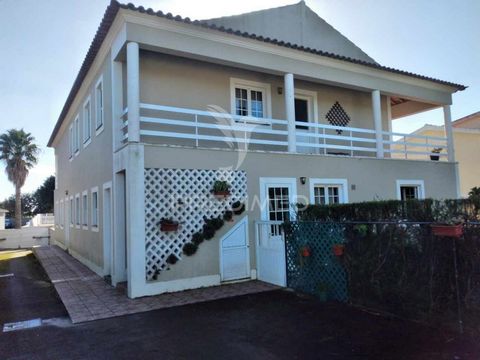 Trata-se de uma propriedade localizada em Santa Cruz, Praia da Vitória, composta por uma moradia com 3 quartos (T3) no primeiro andar e dois apartamentos de tipologia T2 no rés-do-chão. Aqui estão alguns pontos destacados da propriedade: R/C (Rés-do-...